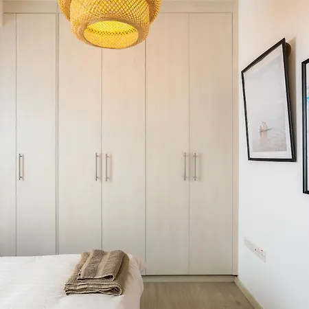 Spacious 1-bedroom Flat 3 Minutes From The Beach! Apartment
