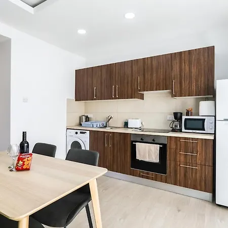 Spacious 1-bedroom Flat 3 Minutes From The Beach! Apartment Larnaca