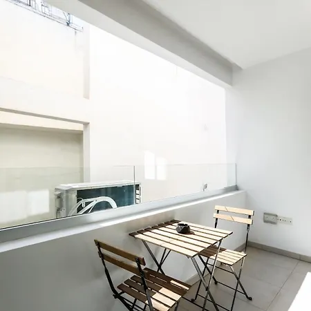 Apartment Spacious 1-bedroom Flat 3 Minutes From The Beach! *