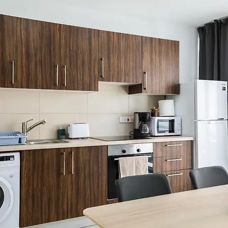 Spacious 1-bedroom Flat 3 Minutes From The Beach! Apartment *