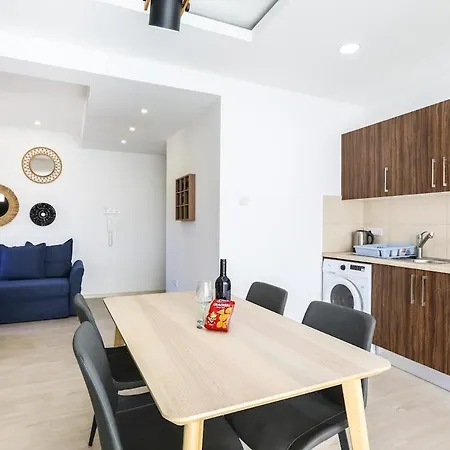 Spacious 1-bedroom Flat 3 Minutes From The Beach! Apartment *