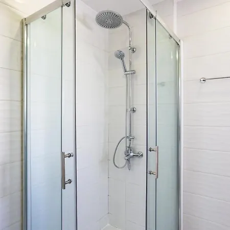 Spacious 1-bedroom Flat 3 Minutes From The Beach! Apartment *